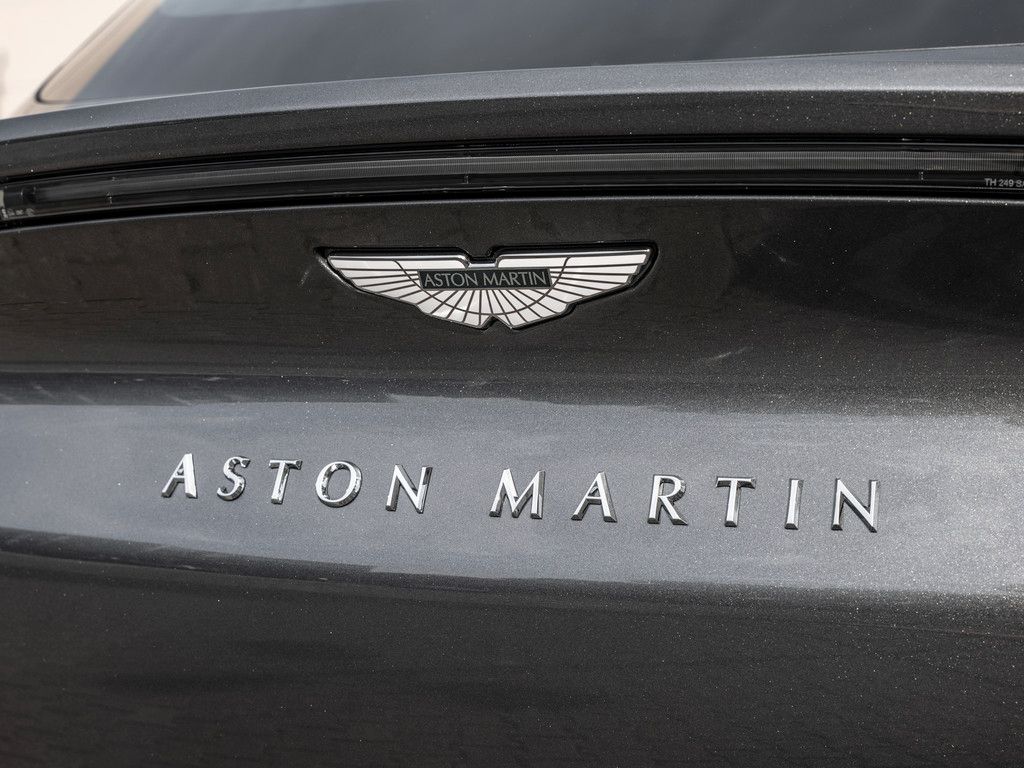 Aston Martin DBX 2025