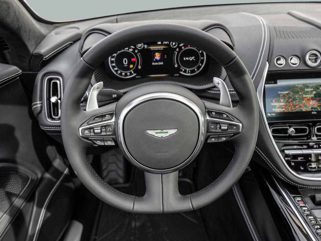 Aston Martin DBX 2025