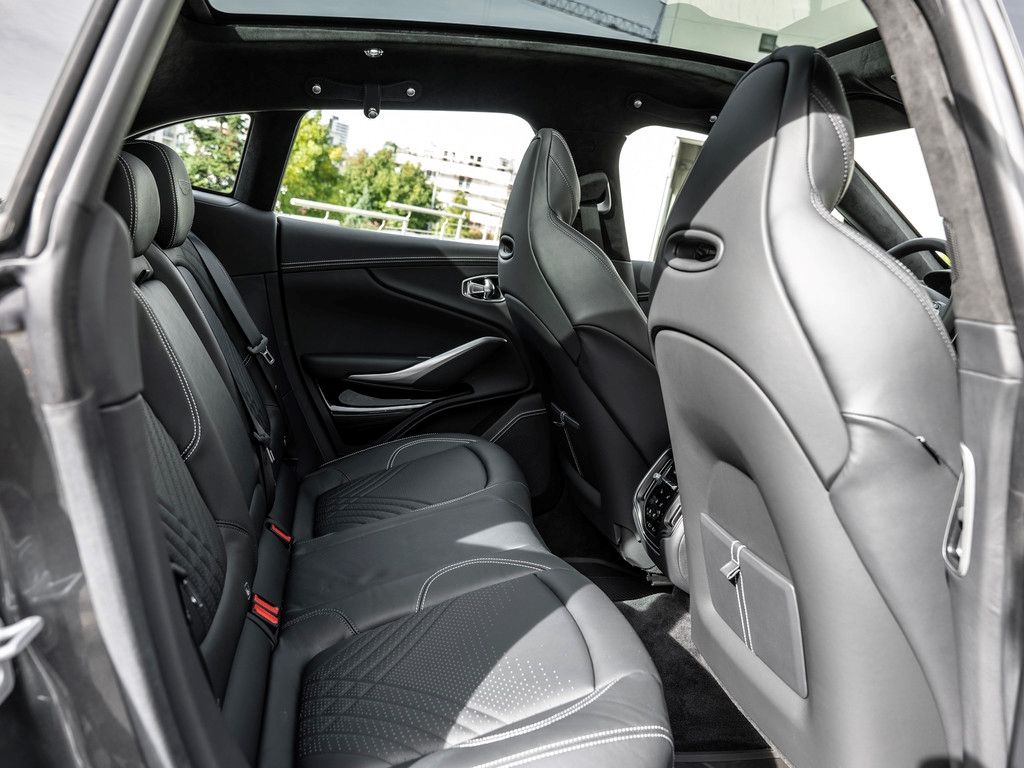 Aston Martin DBX 2025