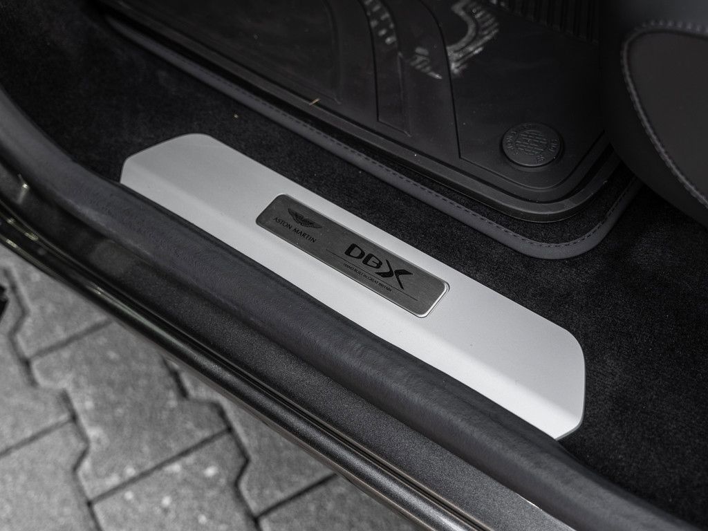 Aston Martin DBX 2025