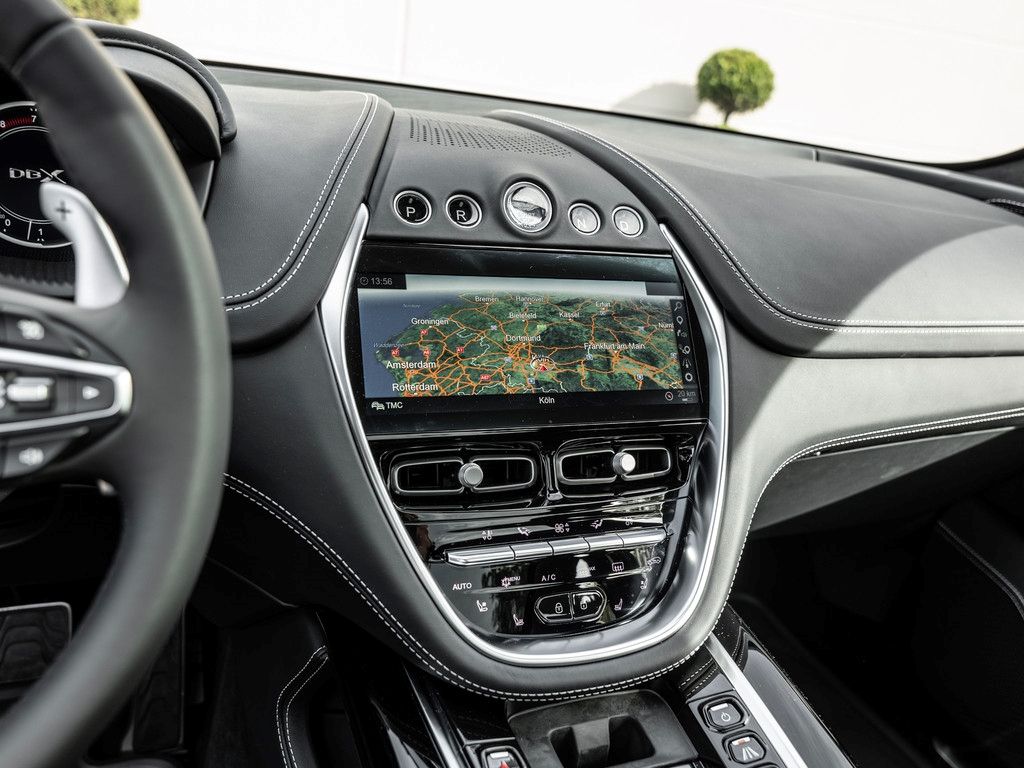 Aston Martin DBX 2025