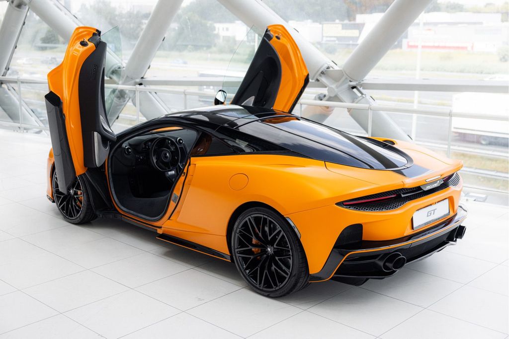 McLaren GT 2025
