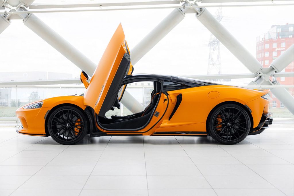 McLaren GT 2025
