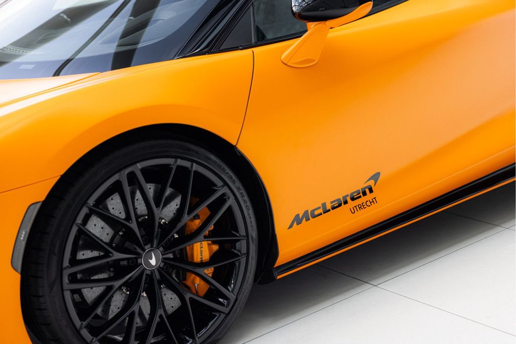 McLaren GT 2025
