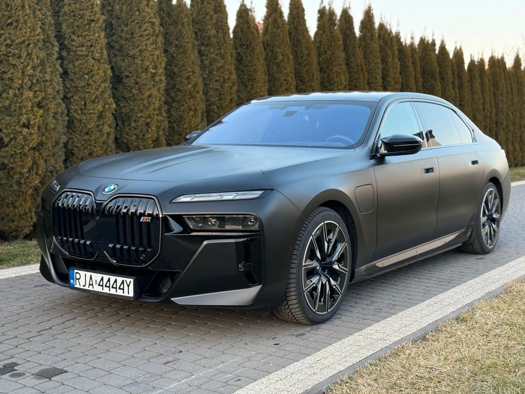 BMW M760 2024