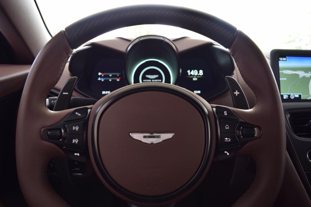 Aston Martin DBS 2023