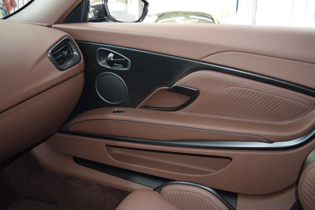 Aston Martin DBS 2023