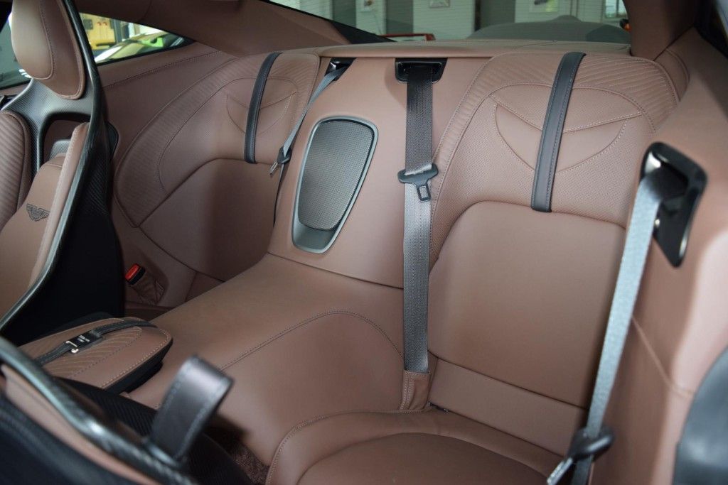 Aston Martin DBS 2023