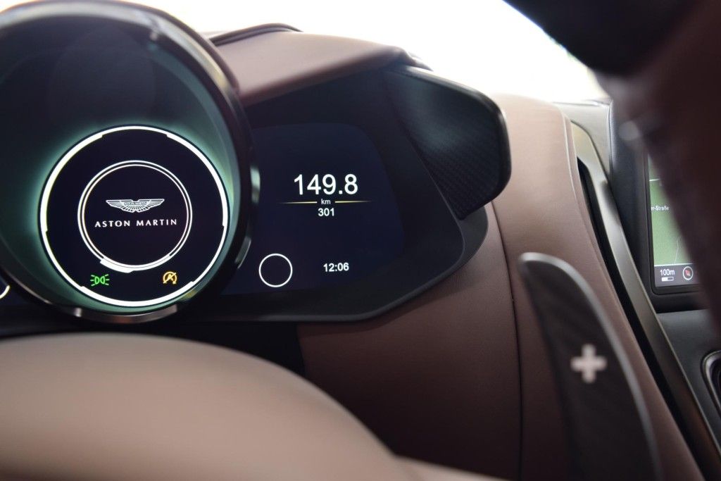 Aston Martin DBS 2023