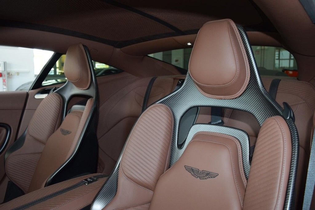 Aston Martin DBS 2023