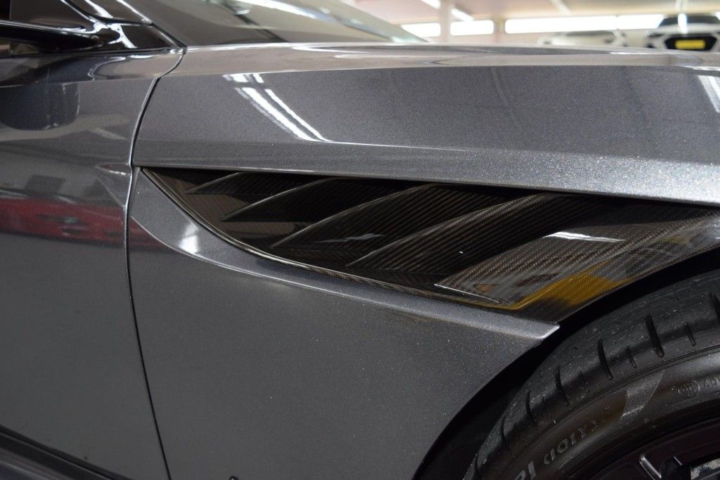 Aston Martin DBS 2023