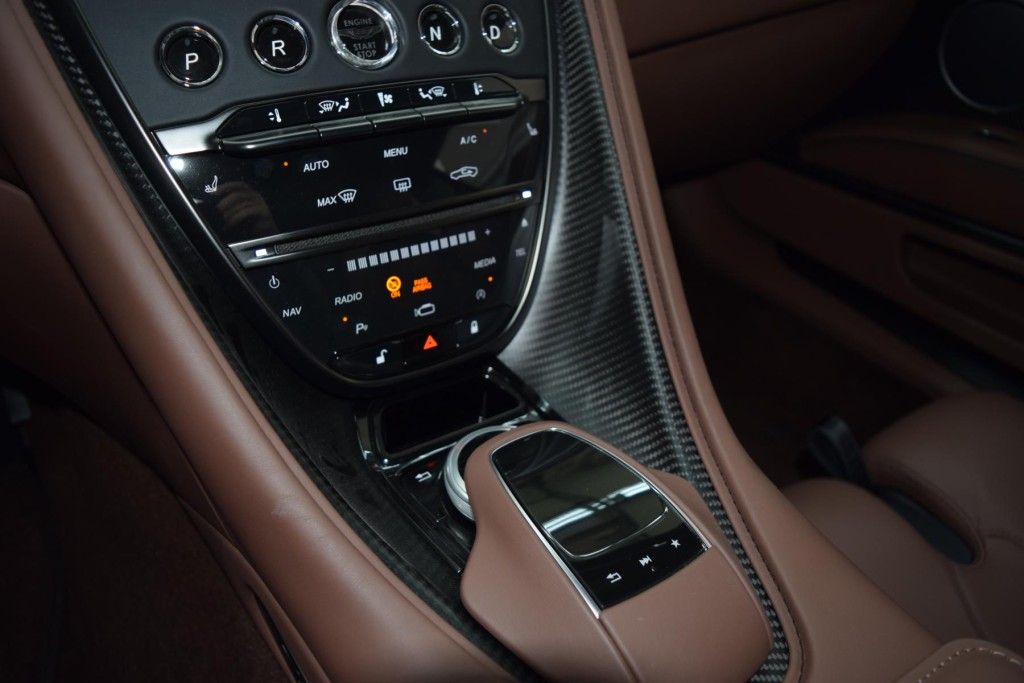 Aston Martin DBS 2023