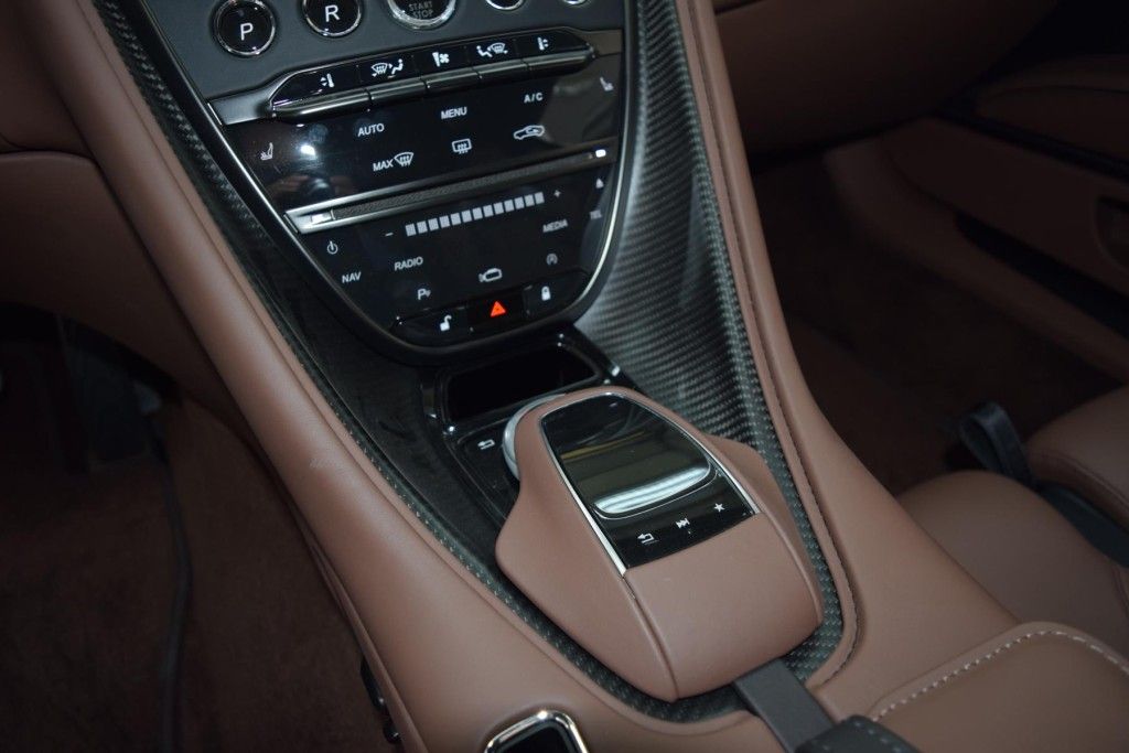 Aston Martin DBS 2023