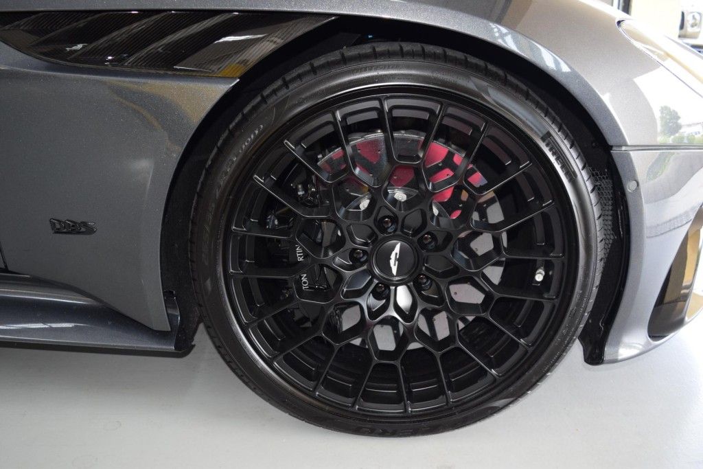 Aston Martin DBS 2023