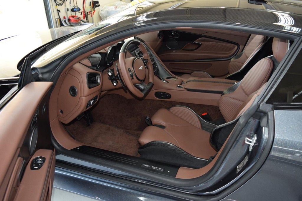 Aston Martin DBS 2023