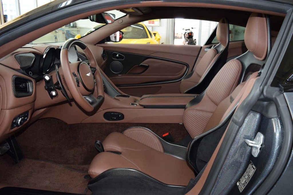 Aston Martin DBS 2023