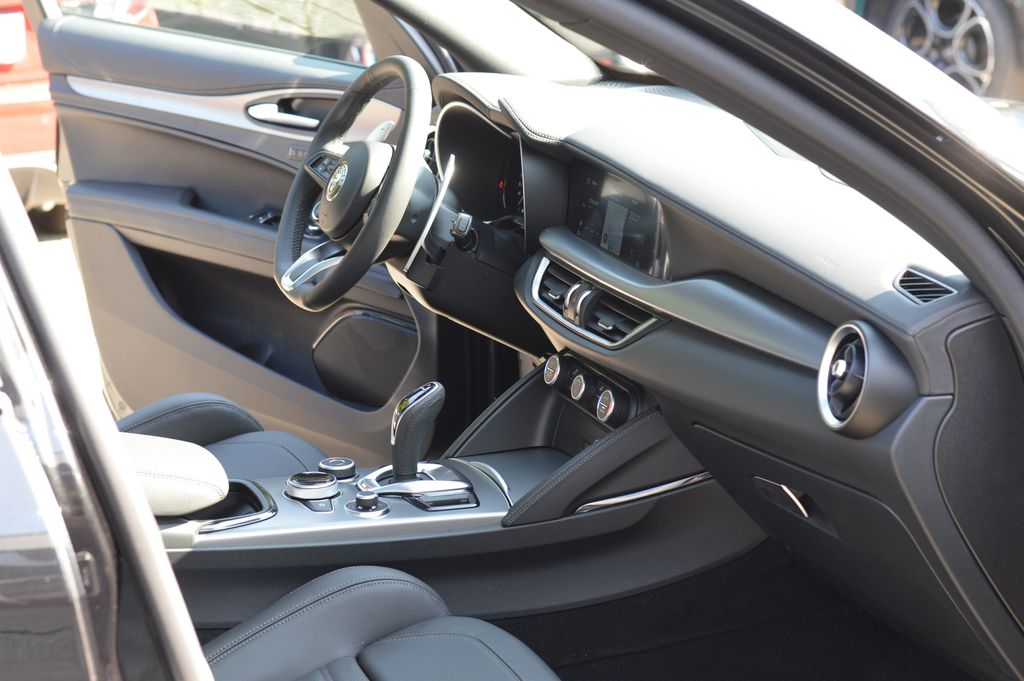 Alfa Romeo Stelvio 2025