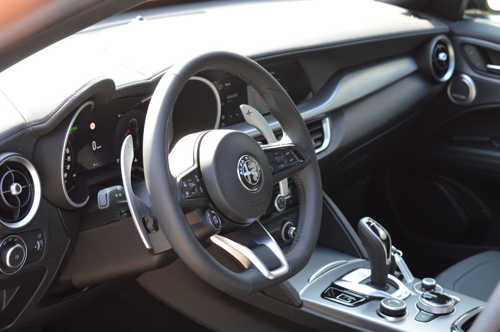 Alfa Romeo Stelvio 2025