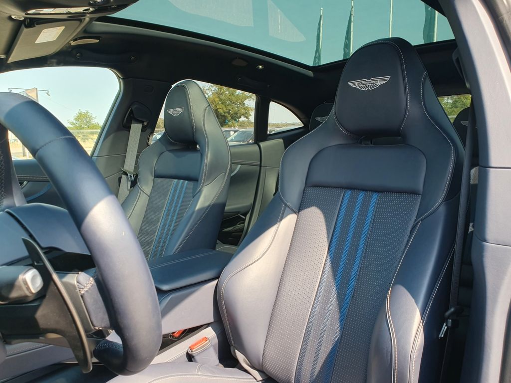 Aston Martin DBX 2024