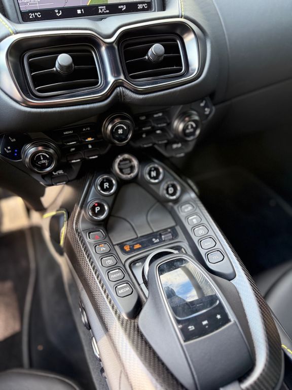 Aston Martin V8 Vantage 2021