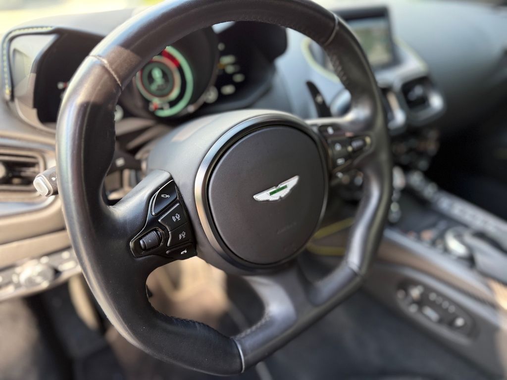 Aston Martin V8 Vantage 2021