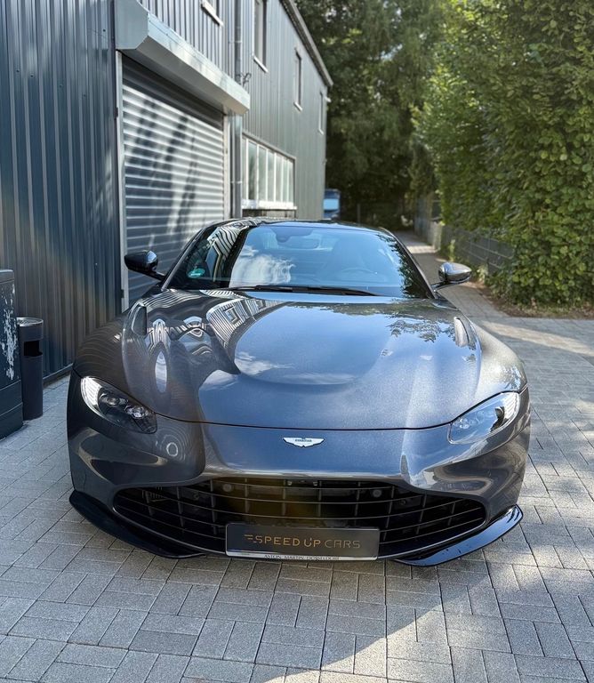 Aston Martin V8 Vantage 2021