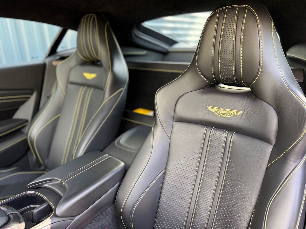 Aston Martin V8 Vantage 2021