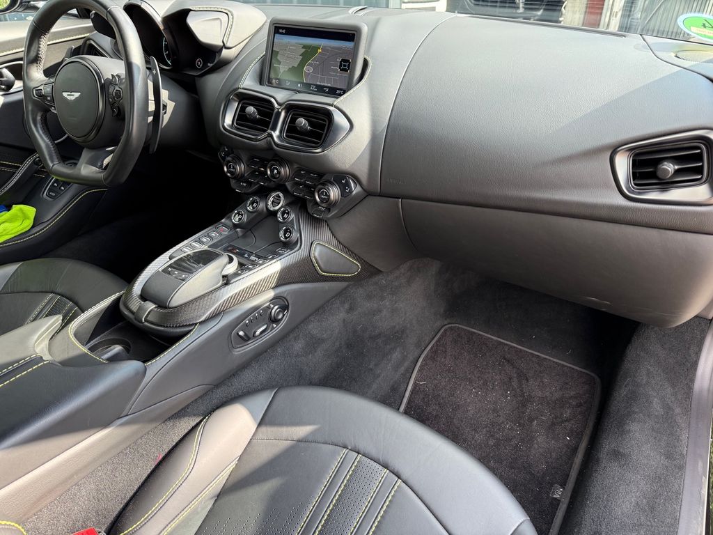 Aston Martin V8 Vantage 2021