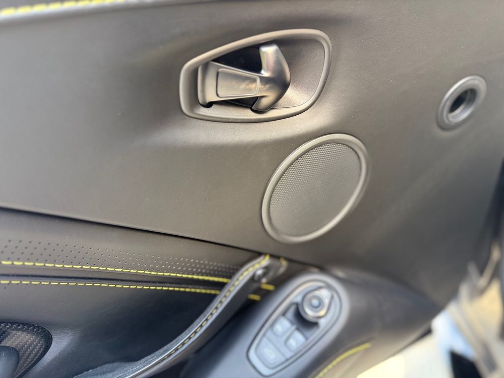 Aston Martin V8 Vantage 2021