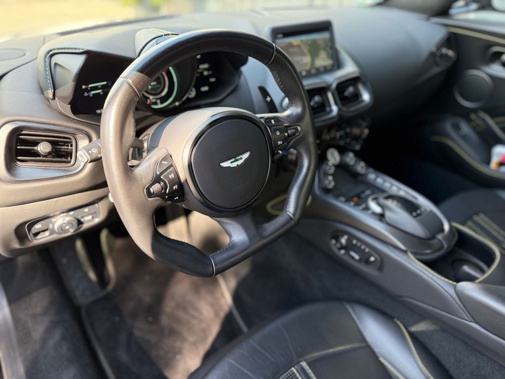 Aston Martin V8 Vantage 2021