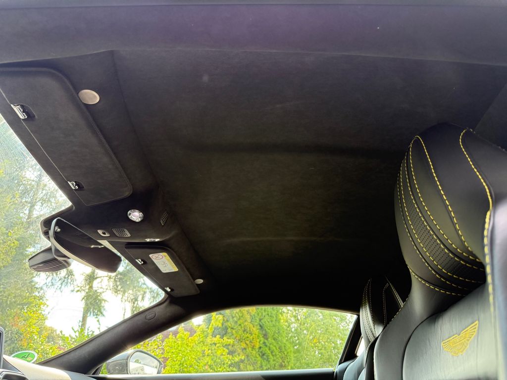 Aston Martin V8 Vantage 2021