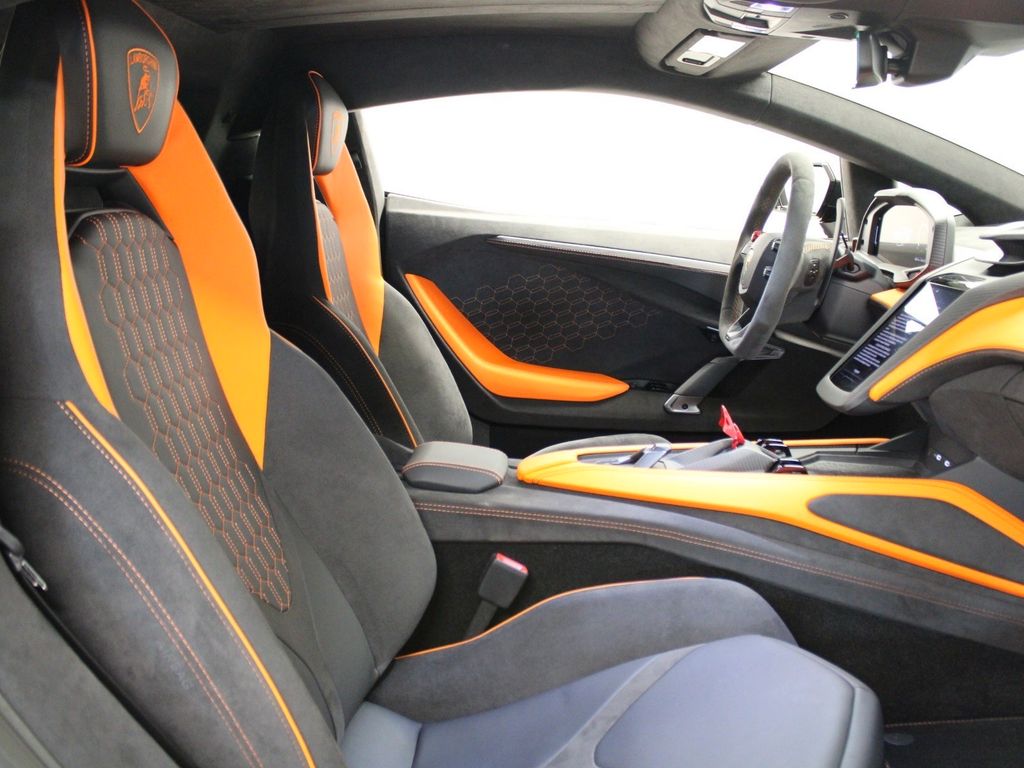 Lamborghini Revuelto 2024