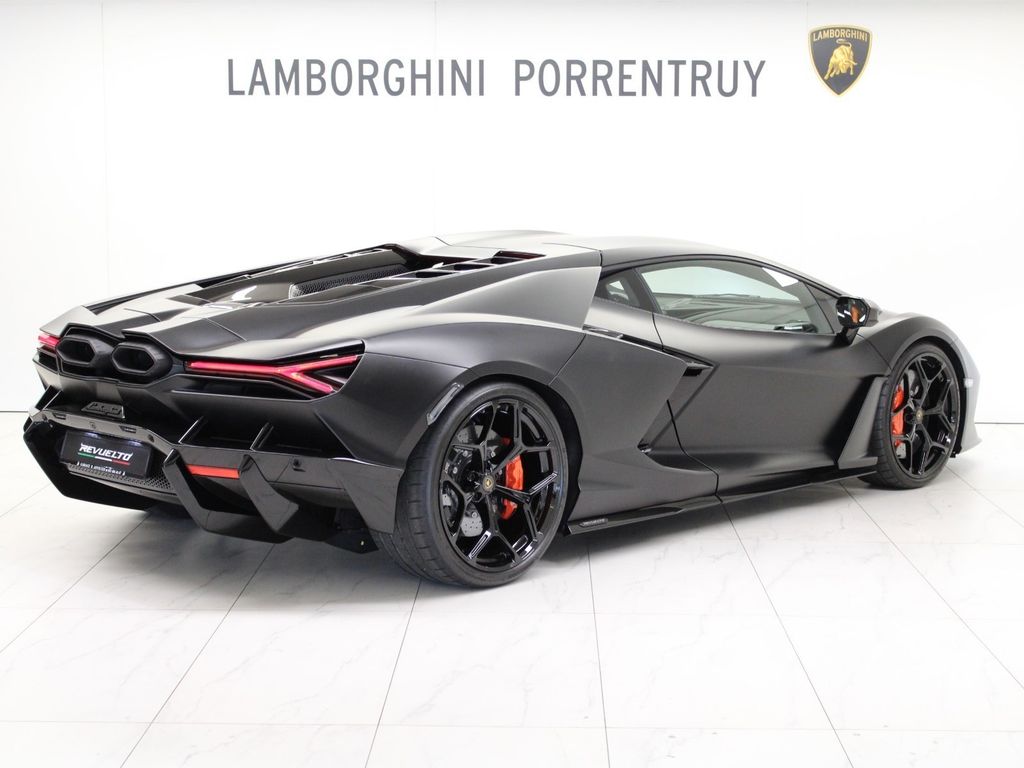 Lamborghini Revuelto 2024