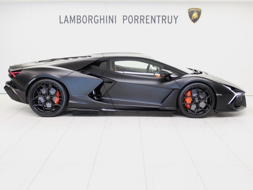 Lamborghini Revuelto 2024