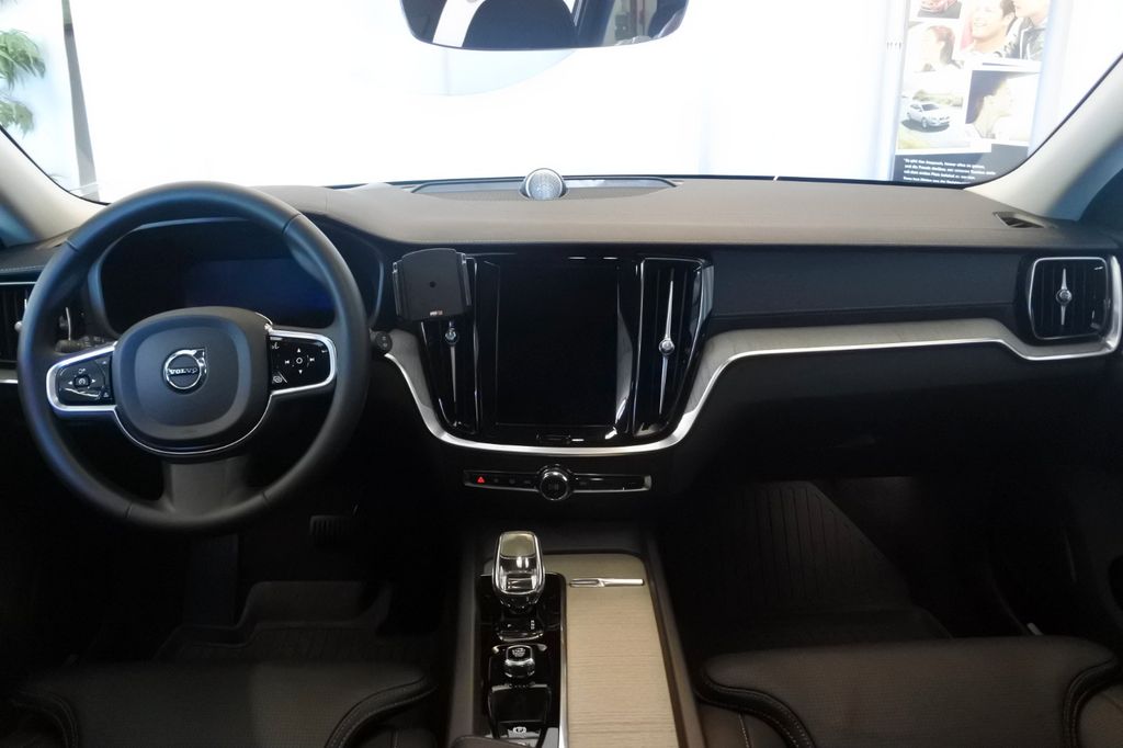 Volvo V60 Cross Country 2023