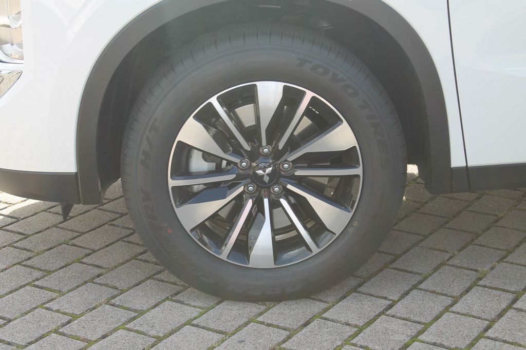 Mitsubishi Plug-in Hybrid Outlander 2025