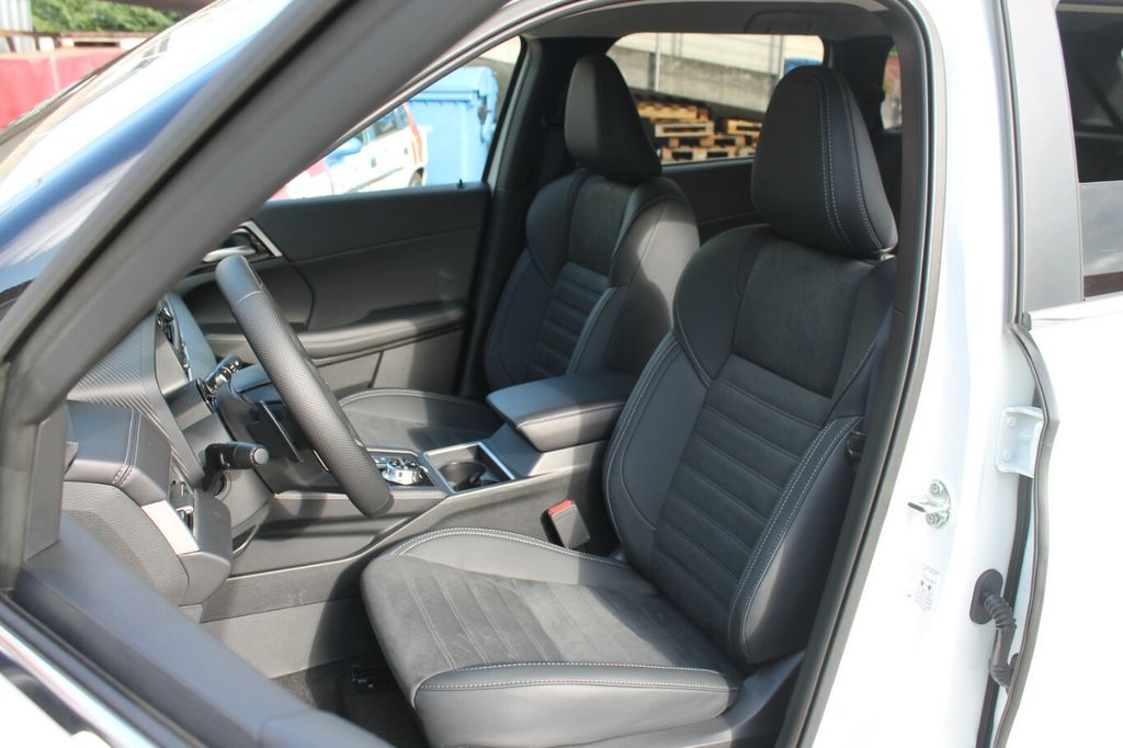 Mitsubishi Plug-in Hybrid Outlander 2025