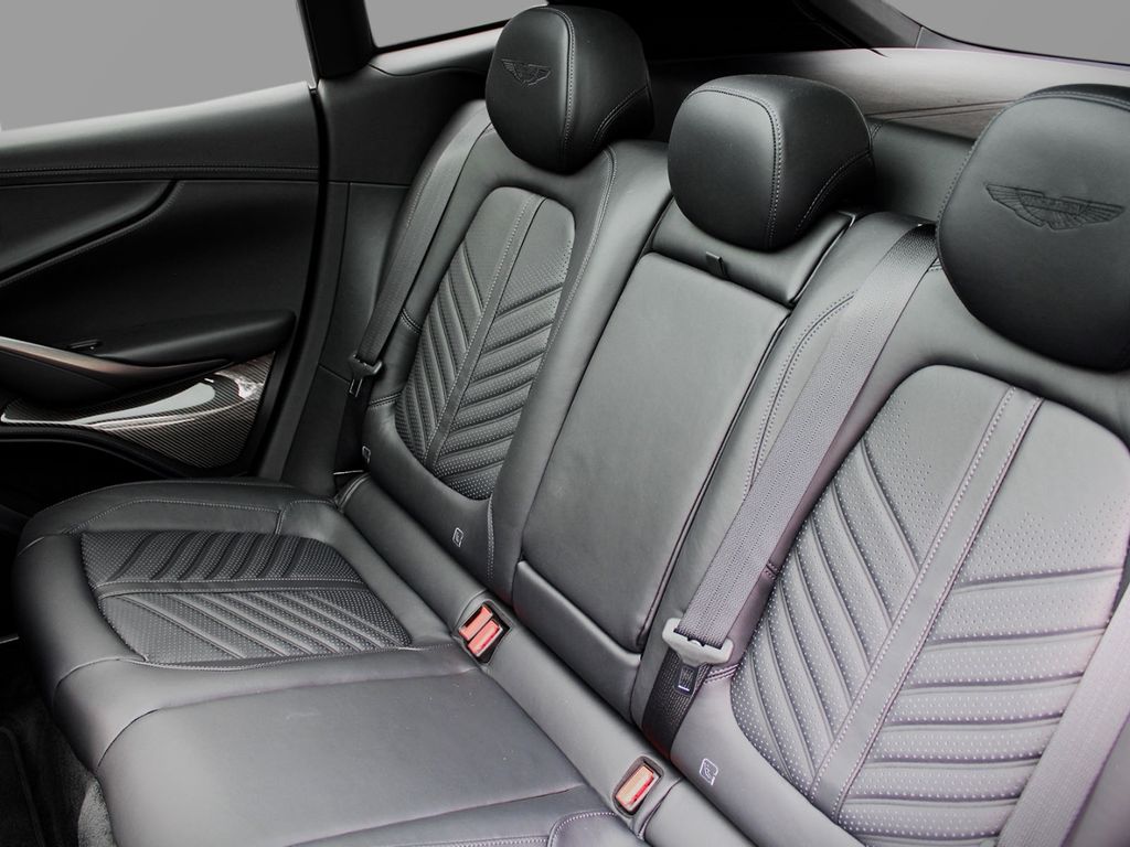 Aston Martin DBX 2024