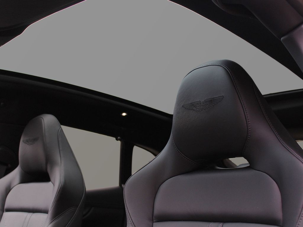 Aston Martin DBX 2024