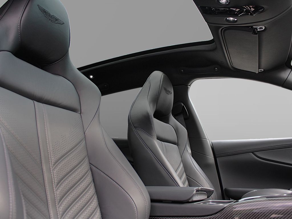 Aston Martin DBX 2024