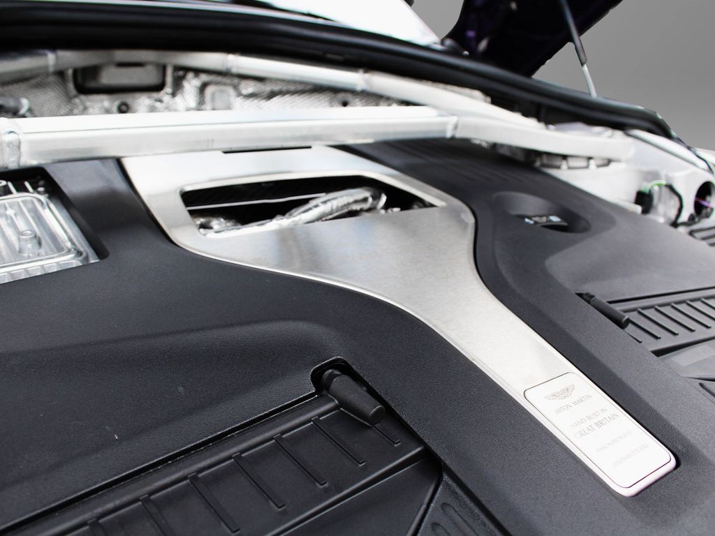 Aston Martin DBX 2024