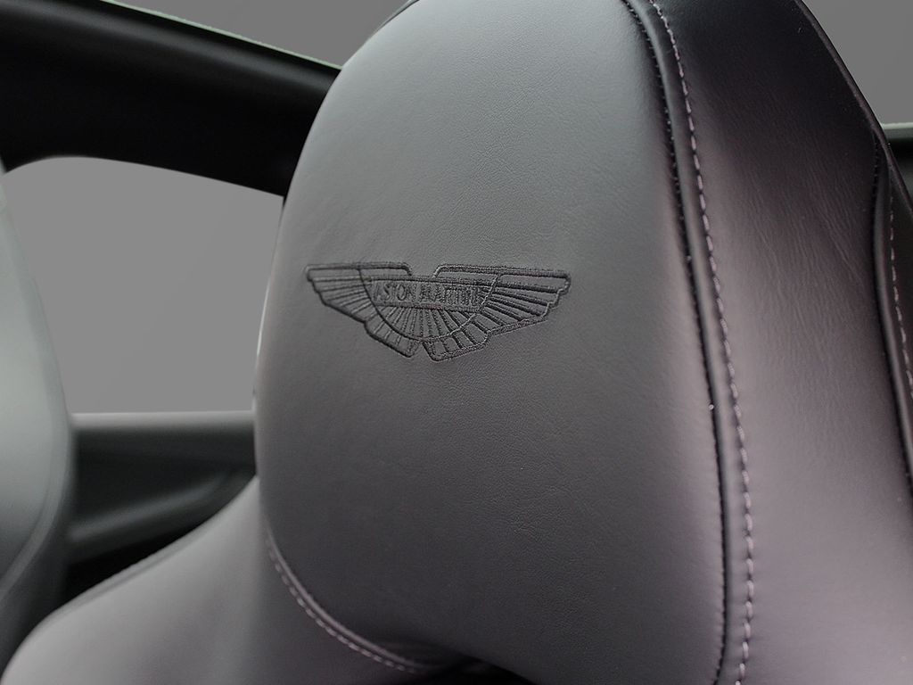 Aston Martin DBX 2024