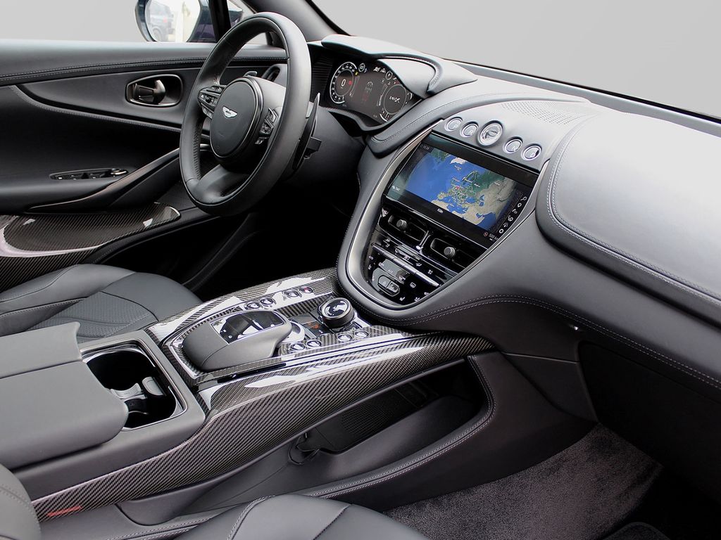 Aston Martin DBX 2024
