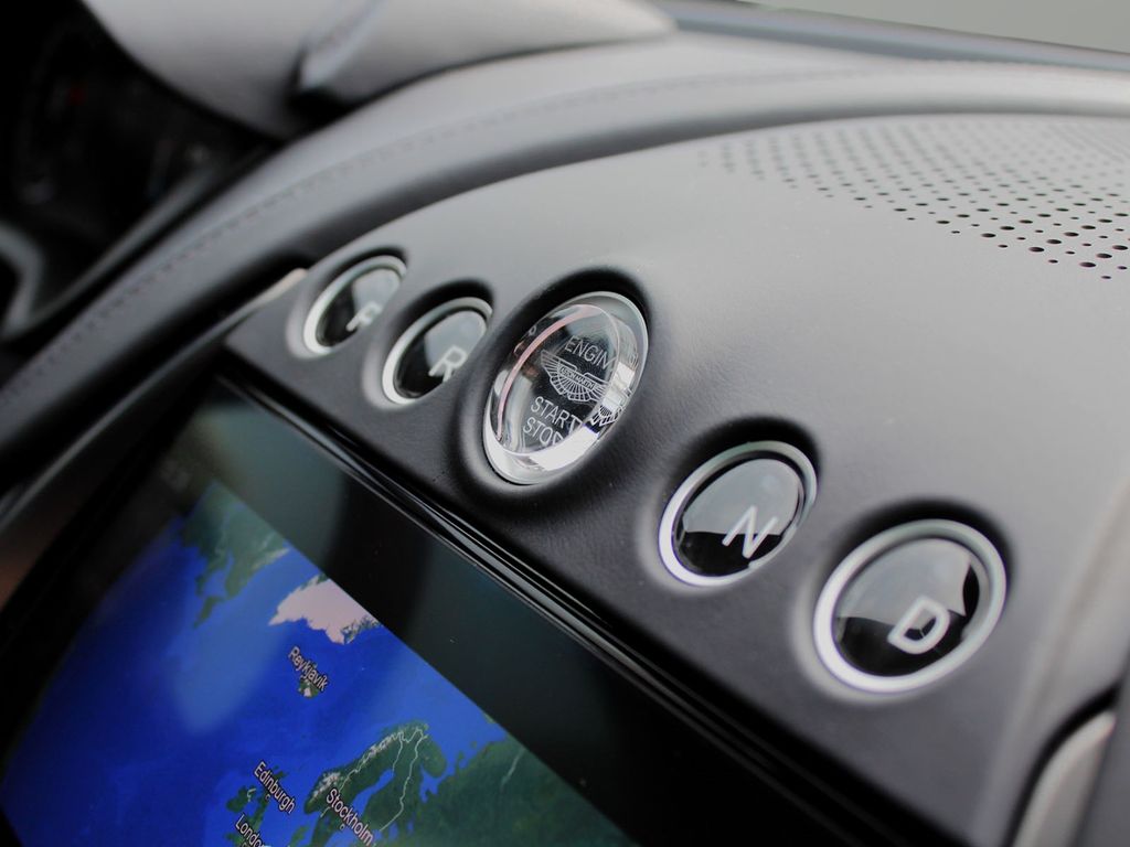 Aston Martin DBX 2024