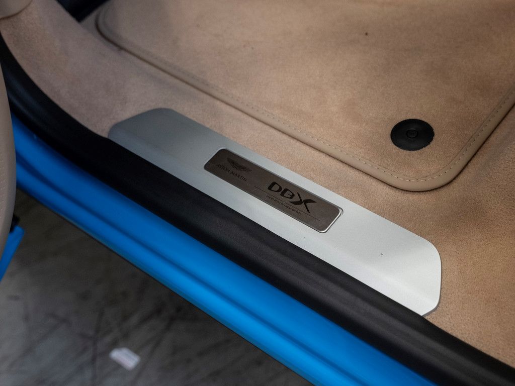 Aston Martin DBX 2024