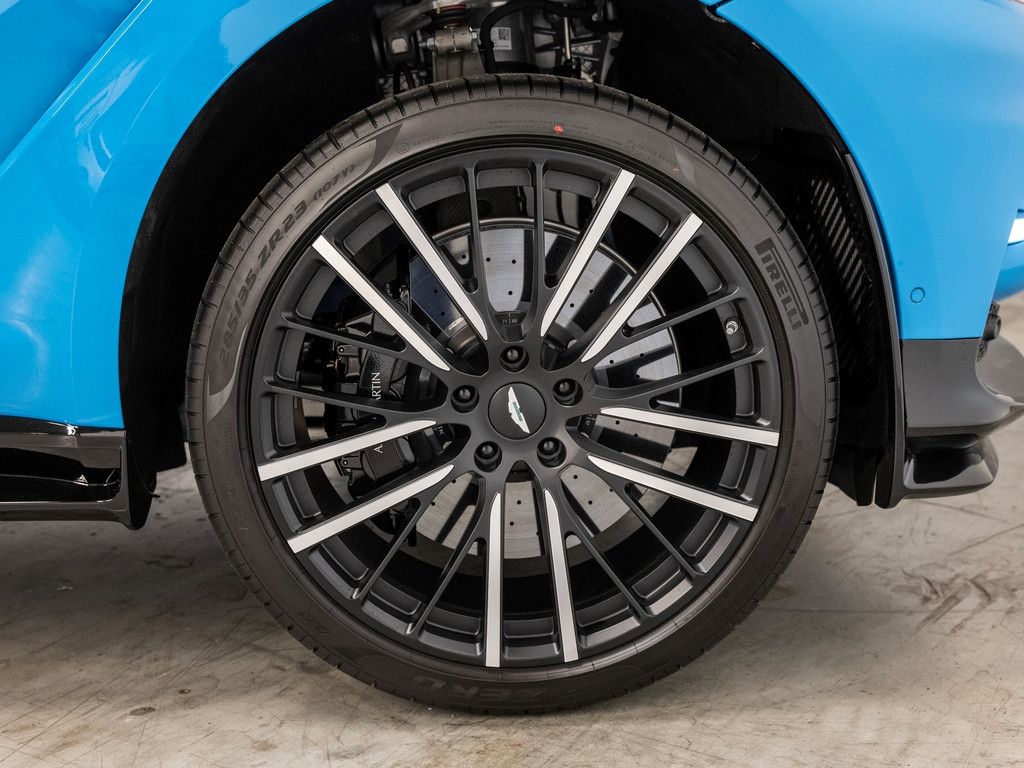 Aston Martin DBX 2024