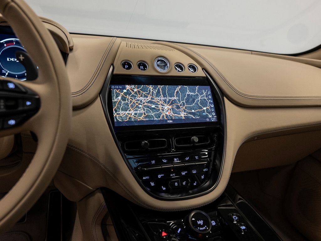 Aston Martin DBX 2024