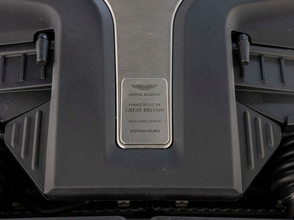 Aston Martin DBX 2024