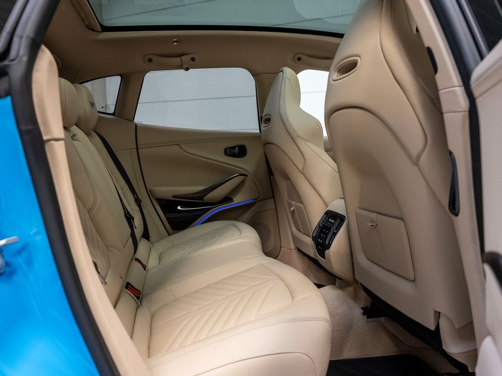 Aston Martin DBX 2024