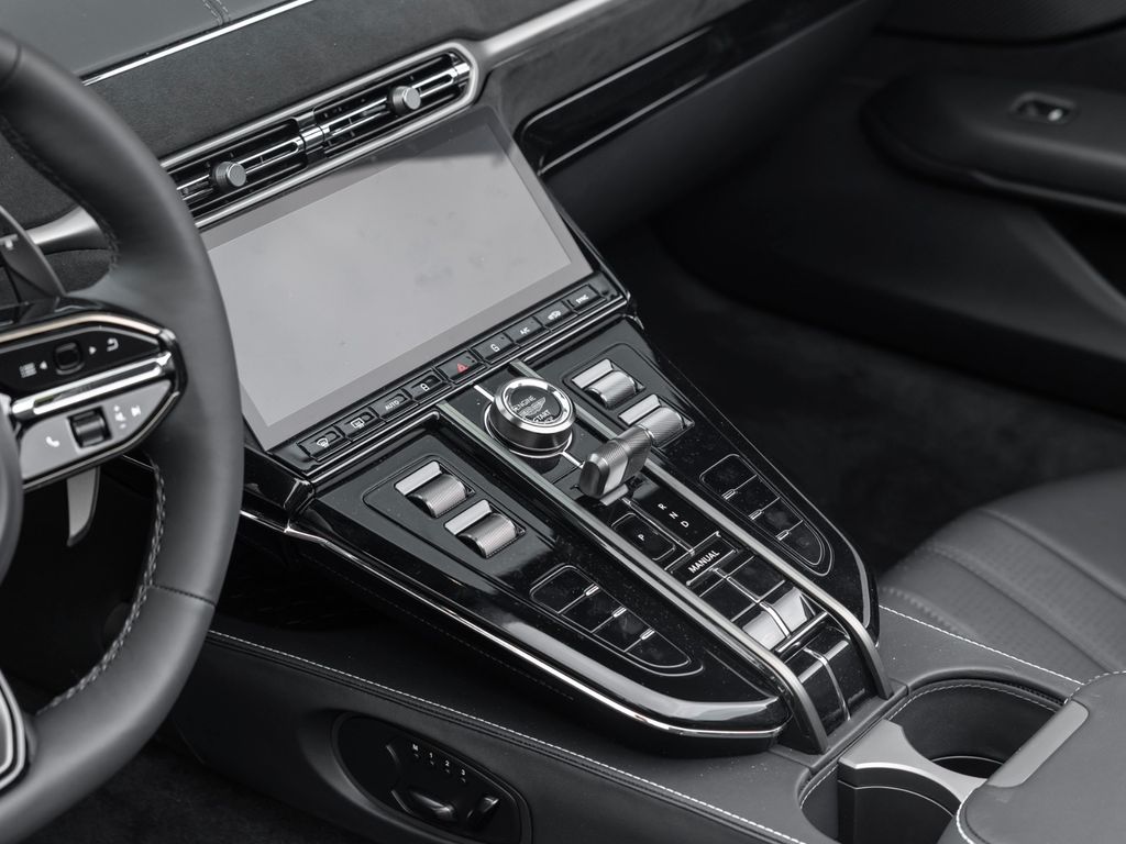 Aston Martin V8 Vantage 2025